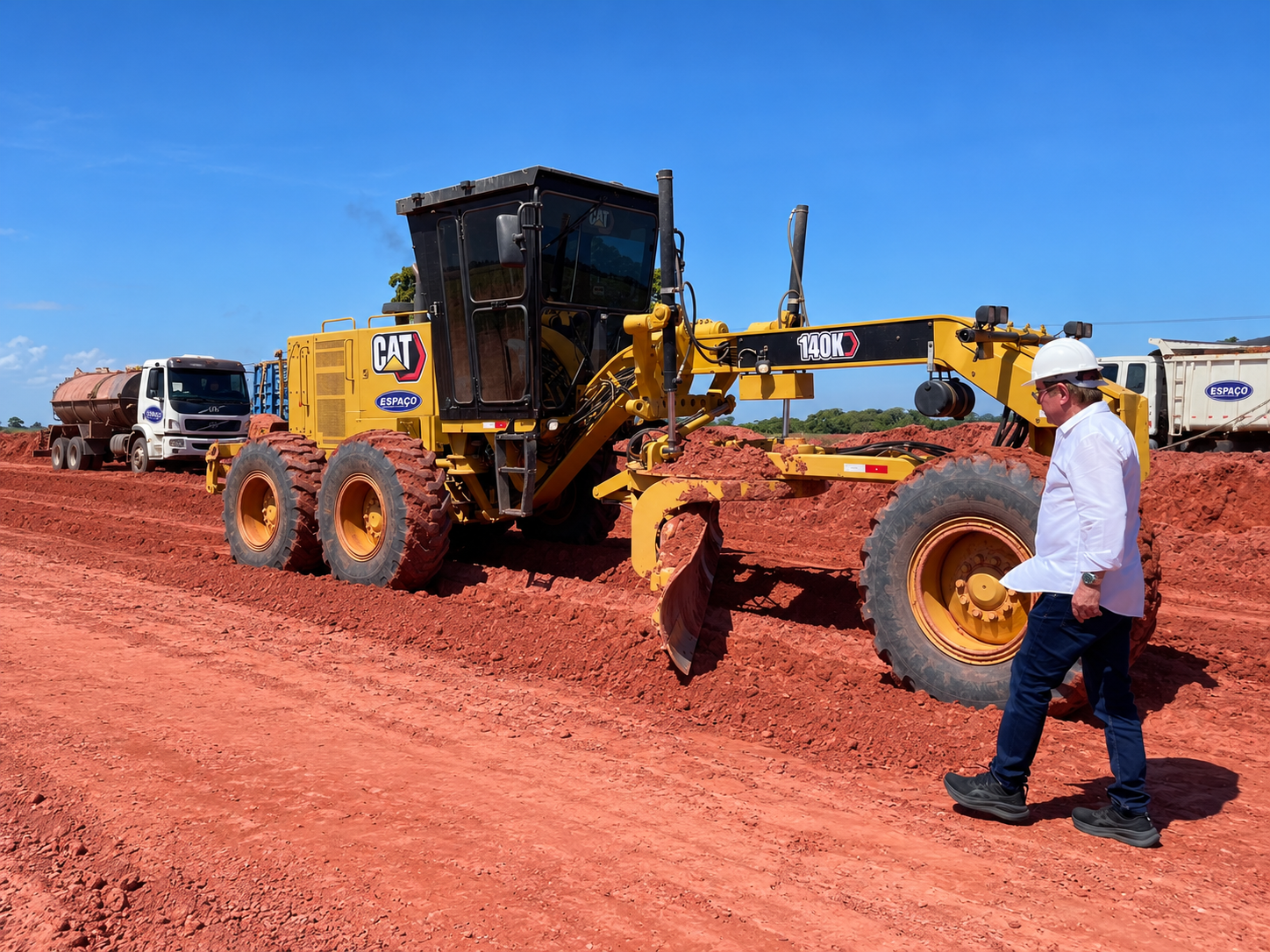 Inspeção em obra com máquinas CAT